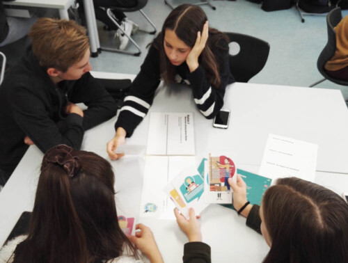 Junge MeinKlick Shopping Coaches kommen für interaktive Workshops an Schulen, um sich gemeinsam mit den Jugendlichen und ihrem (Online)-Konsumverhalten auseinanderzusetzen.