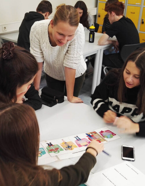 Junge MeinKlick Shopping Coaches kommen für interaktive Workshops an Schulen, um sich gemeinsam mit den Jugendlichen und ihrem (Online)-Konsumverhalten auseinanderzusetzen.