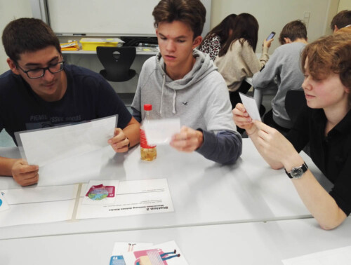 Junge MeinKlick Shopping Coaches kommen für interaktive Workshops an Schulen, um sich gemeinsam mit den Jugendlichen und ihrem (Online)-Konsumverhalten auseinanderzusetzen.