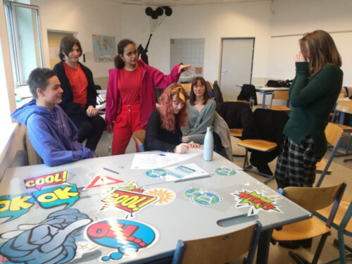 Junge MeinKlick Shopping Coaches kommen für interaktive Workshops an Schulen, um sich gemeinsam mit den Jugendlichen und ihrem (Online)-Konsumverhalten auseinanderzusetzen.