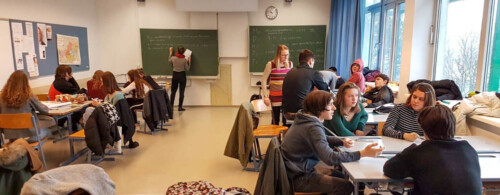 Junge MeinKlick Shopping Coaches kommen für interaktive Workshops an Schulen, um sich gemeinsam mit den Jugendlichen und ihrem (Online)-Konsumverhalten auseinanderzusetzen.